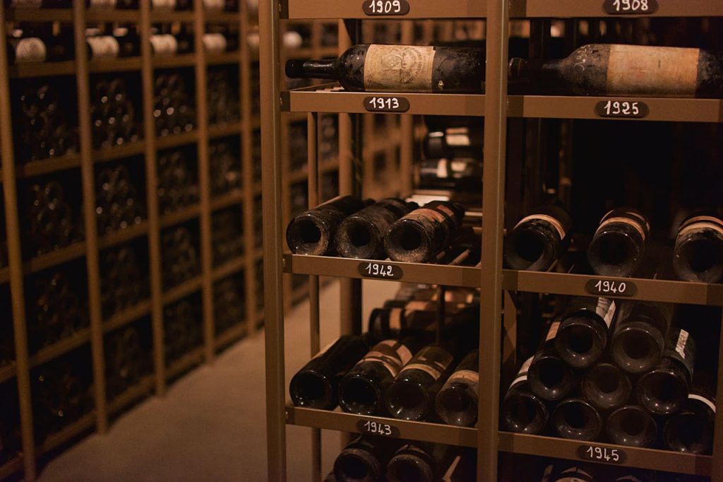 bouteilles de vin dans une cave