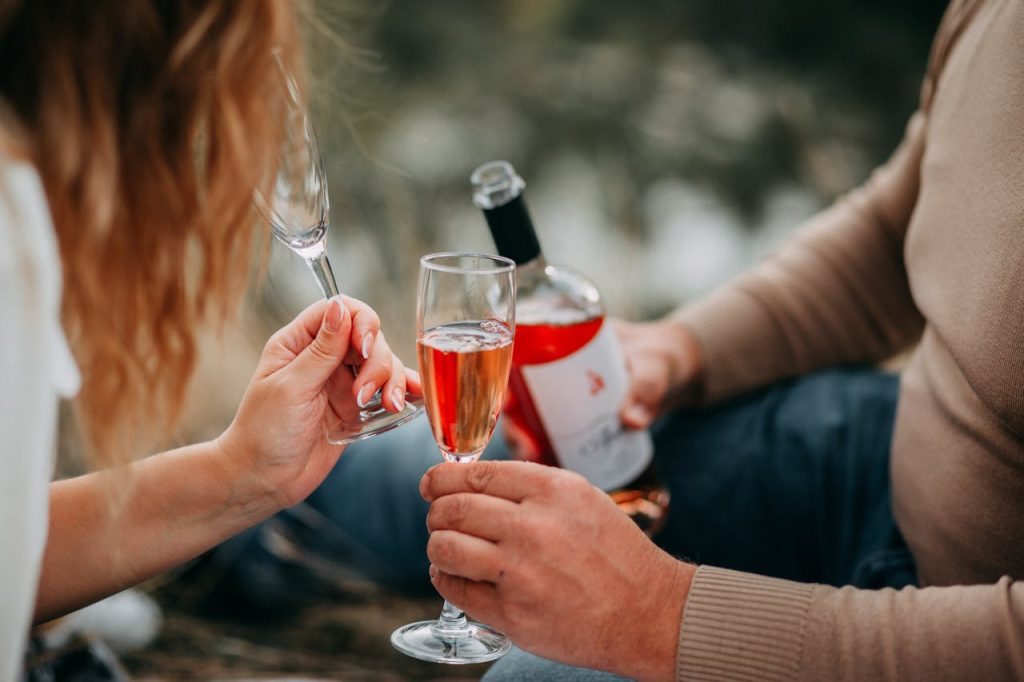 bouteille de vin qui sert dans une coupe du vin orange