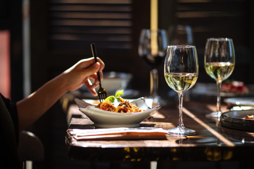 plat cuisiner avec du in sur une table avec un verre de vin