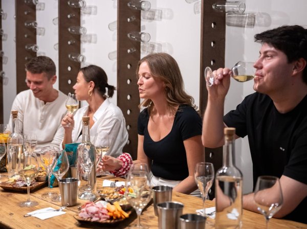 Atelier oenologique à Canons Canons dans Île-de-France - Paris Midi: Cours Œnologie 4 Vins et Planches Apéro