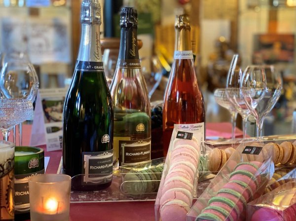Champagnes et Macarons 100% Agéen