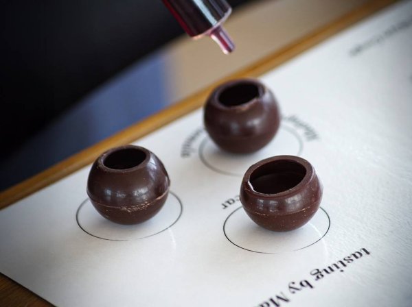 Vins et sphères en chocolat (Saint-Emilion)